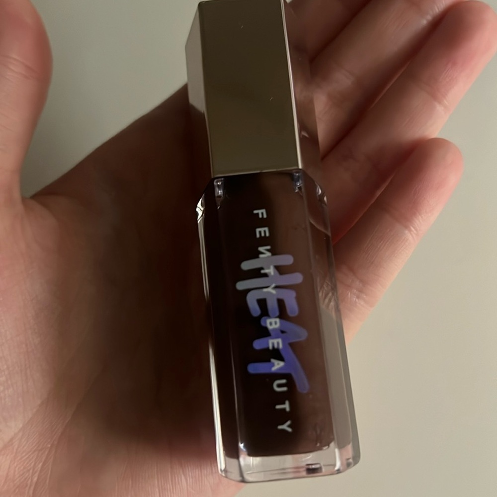fenty beauty gloss bomb heat in hot chocolit heat